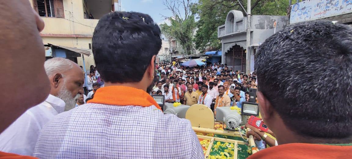 CTRavi_BJP's tweet photo. ಸಿಂಧಗಿ ಉಪಚುನಾವಣೆ ಅಂಗವಾಗಿ ಇಂದು ಸಿಂಧಗಿ ಪಟ್ಟಣದಲ್ಲಿ ನಡೆದ ರೋಡ್ ಶೋ ದಲ್ಲಿ ಭಾಗವಹಿಸಿ ಪಕ್ಷದ ಅಭ್ಯರ್ಥಿ ಶ್ರೀ ರಮೇಶ್ ಭೂಸನೂರ್ ಪರ ಮತಯಾಚಿಸಲಾಯಿತು. 
MLC @ArunShahapurMLC @salagar_sharanu ಮಾಜಿ ಶಾಸಕರಾದ ಶ್ರೀ ಅಪ್ಪು ಪಟ್ಟಣಶೆಟ್ಟಿ ಸೇರಿದಂತೆ ಪಕ್ಷದ ಮುಖಂಡರು ಮತ್ತು ಕಾರ್ಯಕರ್ತರು ಭಾಗವಹಿಸಿದ್ದರು. 

#BJP4Sindhagi https://t.co/TmOxNcV9Ml