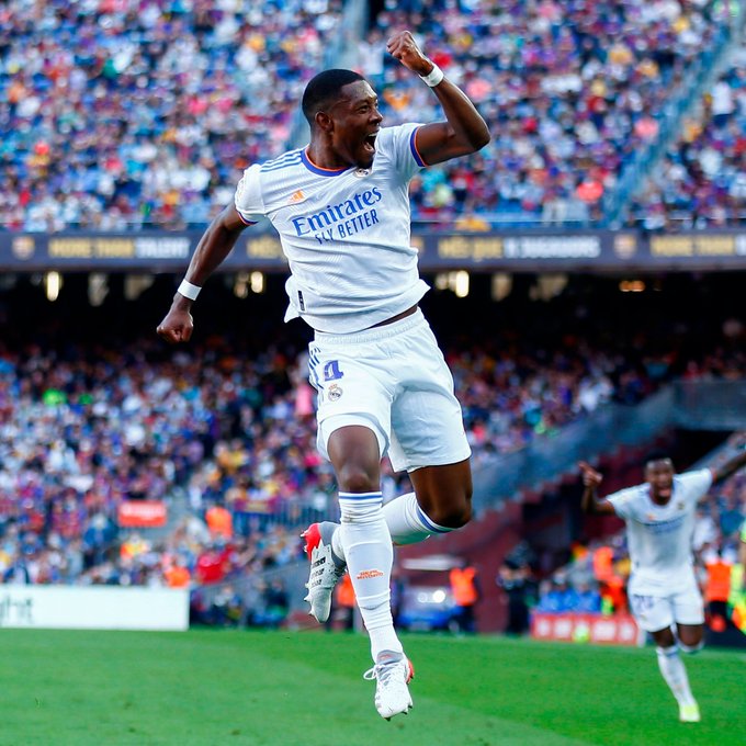 budespenser_rm's tweet photo. La foto del partido. Papá celebrando y el hijo de fondo ❤ https://t.co/dJkG6sF4Lm
