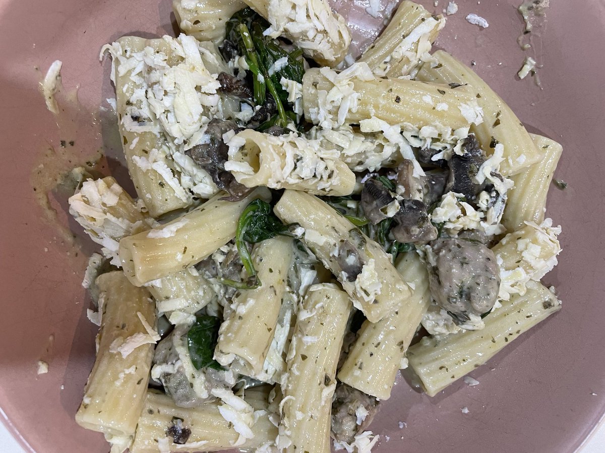 RayeCharles's tweet photo. Tonight’s dinner - rigatoni with italian sausage, mushrooms, spinach, garlic and truffle oil topped with salted ricotta 😜  #food #cookingfromtheheart @SandroDemaio https://t.co/l6oBRTHgqA