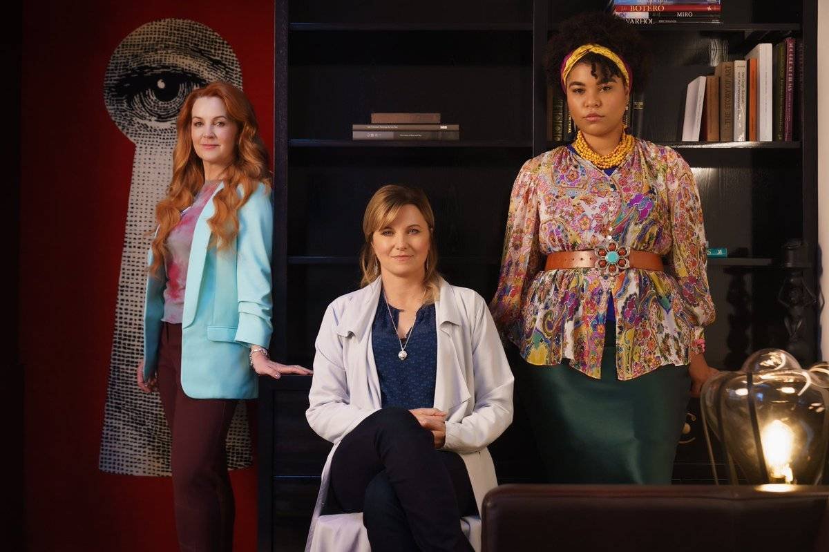 DCDRights's tweet photo. A new episode of #MyLifeIsMurder starring @RealLucyLawless is now on @AcornTV in the UK 🔎 And the thrilling season finale is available to stream in the US 🚨 @GreenstoneTV https://t.co/1I56cllhqy