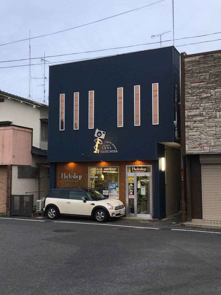 kashimura1954's tweet photo. お店の前にいつも止まっていた車が廃車となり新しい車がお店の前に収まりました^_^
これからお世話になります！
そしてこの車を目印にご来店下さい(^-^) https://t.co/jXHe22K6nK
