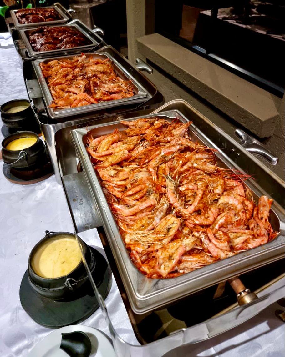 hoteltzaneen's tweet image. 😋😋A mouth watering glimpse into what went down this past weekend for a 60th Birthday Celebration at Hotel@Tzaneen. #PrawnAndRibBuffet #weekendphotodump #foodie #canapesbuffet