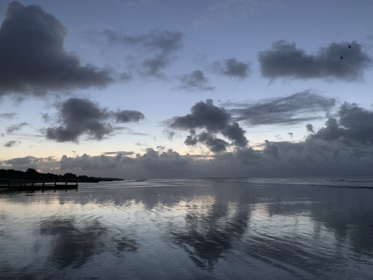 Monday morning on Rustington beach.. time to reflect on the week that has past and to consider all the possibilities of the week to come.
#Rustington #westsussex #sussex #visitarun <a href="/ArunDistrict/">Arun District Council</a> <a href="/RustingtonWSx/">Rustington Village</a> <a href="/west_sussex_/">West Sussex</a> <a href="/DigiDaughter/">Sally Jane Hurst 💙</a> <a href="/ArunWellbeing/">Arun Wellbeing</a>