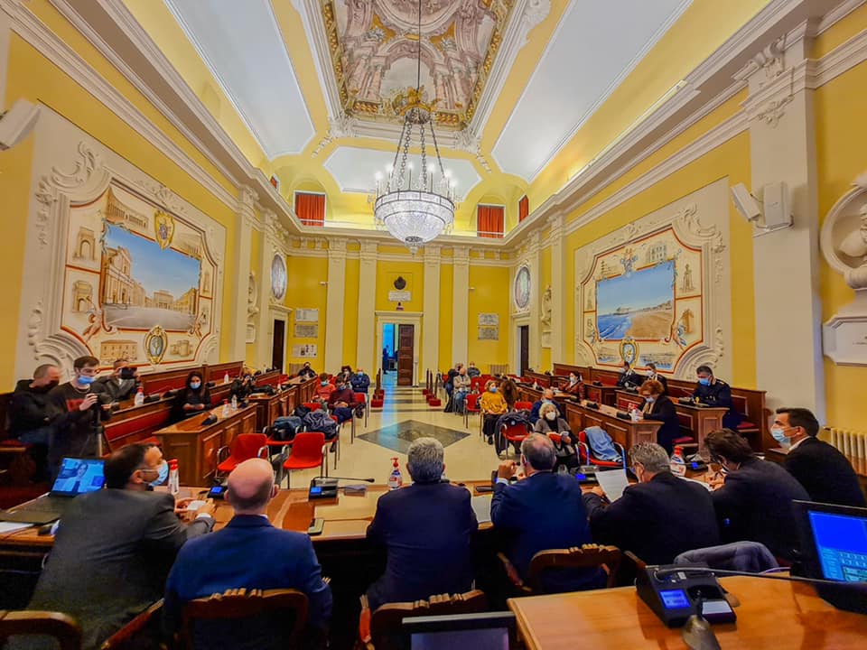 MassimoBello69's tweet photo. Aula consiliare di Senigallia. Conferenza sul futuro dell’Europa. Messaggio augurale del Presidente del Parlamento europeo Davide Sassoli, che ha affidato la lettura dei suoi saluti al Presidente del  Consiglio di Senigallia e Vice Presidente vicario AICCRE Marche, Massimo Bello. https://t.co/BZbJHzOTvB