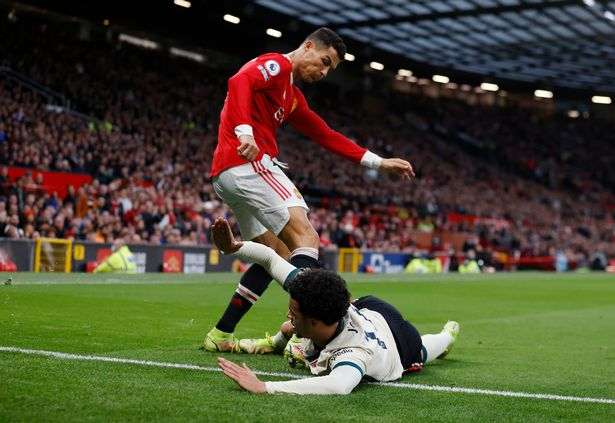 Vkgameone's tweet photo. 【VKGAME】Phản ứng của Ronaldo sau khi MU thảm bại trước Liverpool
Điều mà nhiều người hâm mộ muốn biết là Cristiano Ronaldo đã phản ứng như thế nào sau khi cùng MU hứng chịu thảm bại trước Liverpool.
#VKGAME #Thểthao #Bóngđá #SPORTS https://t.co/XvIxgk3nWa