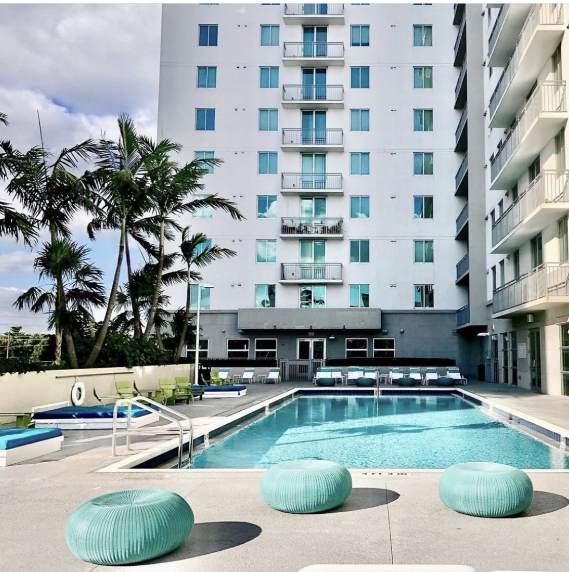 109Tower's tweet photo. 🌞🏊‍♀️ 🌴 https://t.co/SxUi46Mlpt