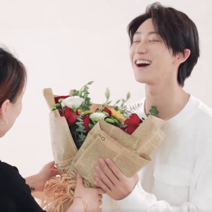 haovenue's tweet photo. minghao's smile when the staff gave him flowers 💐 https://t.co/E19xRthpcS