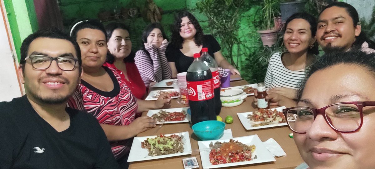gealeon's tweet photo. Después de está comelona quien sabe que me despierte temprano mañana para ir a trabajar jajajaaja bienvenidos tleintaocho 🎉🎂🥳🎊🎈 https://t.co/hw9OfKqSR4