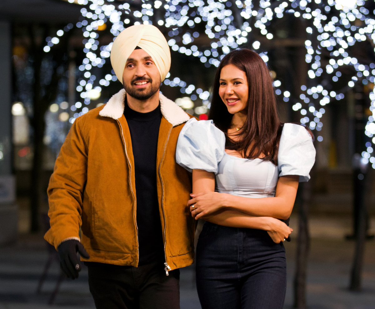diljitdosanjh's tweet photo. #HonslaRakh Veere 👶🏽 ENJOY WITH YOUR FAMILY FOLKS 👩🏻‍🍼👨🏻‍🍼🍿🍿

1. Meri Nikki Jaee Gal Fer Mann Hee Lai Ena Ne 😂

2. Kand Tap Jaee Sweety 🤣

3. Sonam Na Hass Yaar Burf Muk Jani An 😂

4. Kehne Hon Tan Shadh Diye Picha Karna 😂 https://t.co/pToFnqrEHS