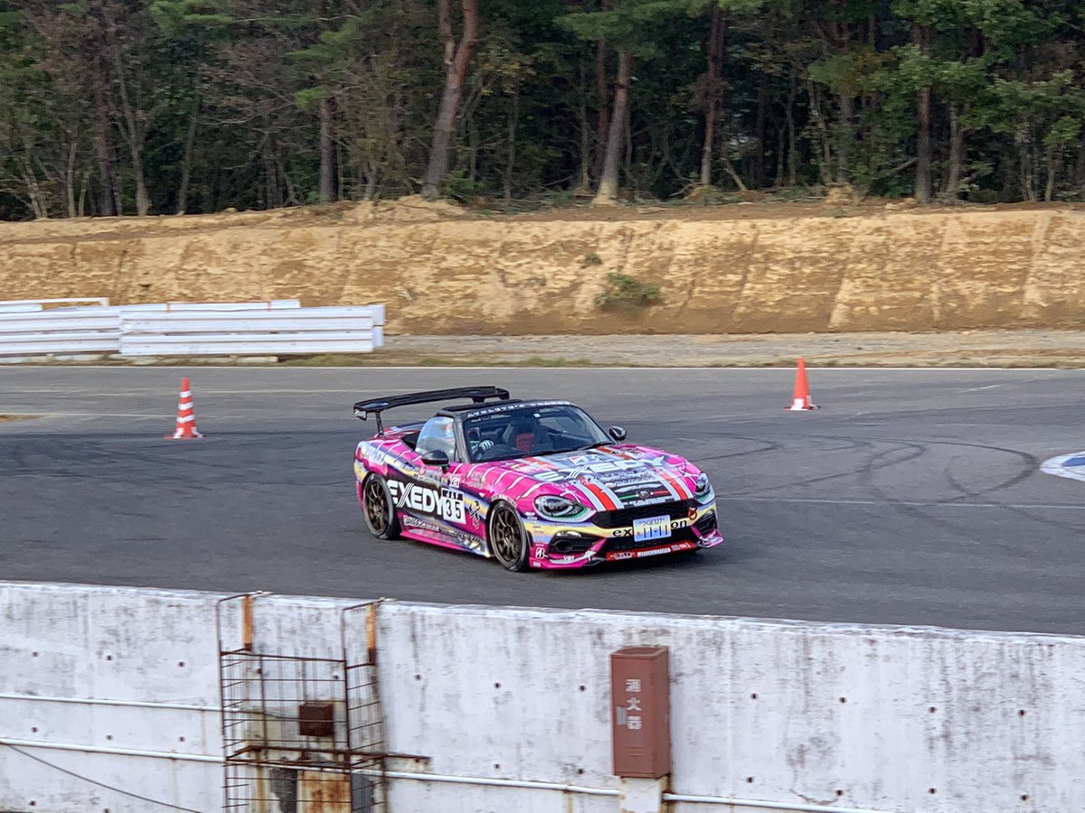 pmu_info's tweet photo. 山野哲也選手
2021全日本ジムカーナ選手権
JG7クラス
オールジャパンジムカーナ　
イン　エビス最終戦

5年連続チャンピオンマシン
124spider、
ラストランは見事な走りを見せ、
優勝🎉
JGC122勝、おめでとうございます😊

車両名；EXEDY 12D 124
#山野哲也 選手
#コムドライブ #COMDRIVE
#SLMETAL https://t.co/S6GNR1Ub2V