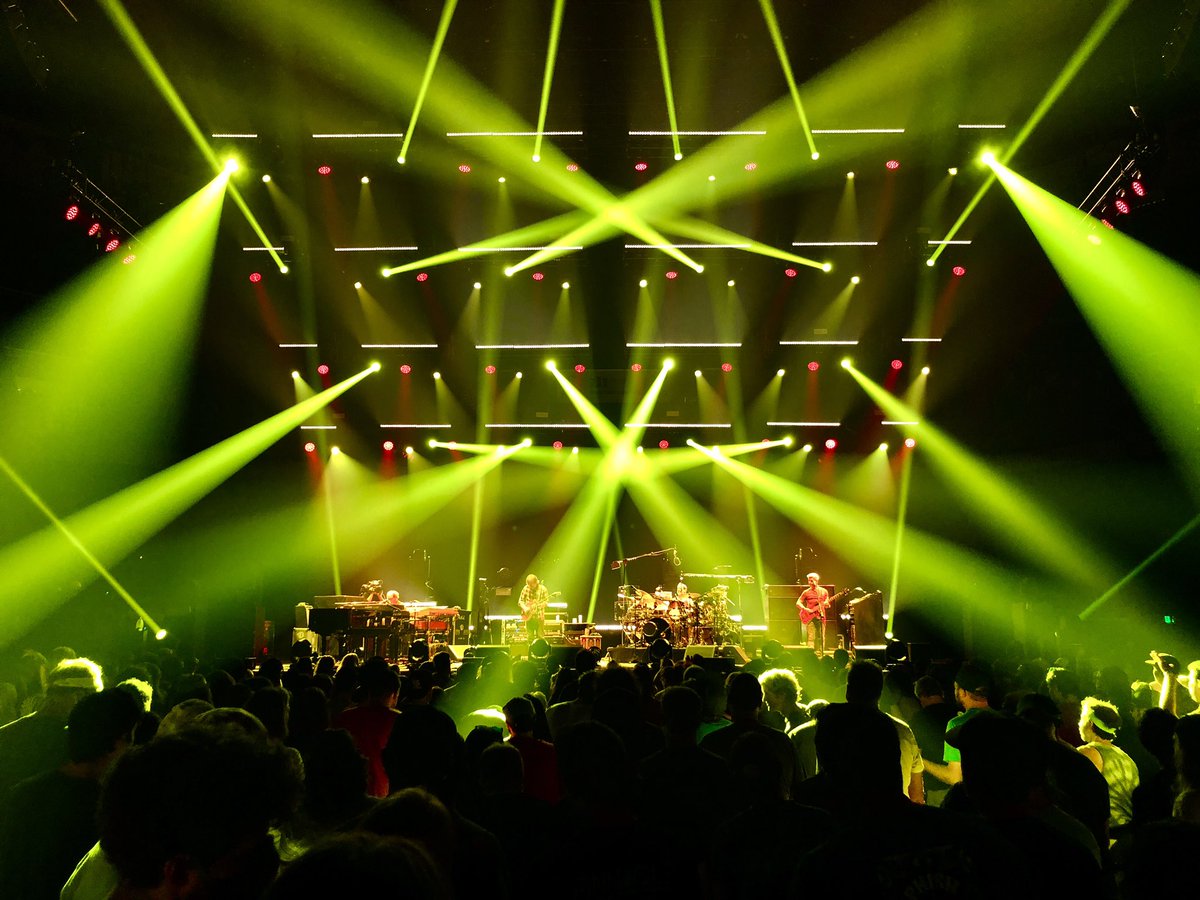 jesus_phan's tweet photo. I think @Chrisck5 may have 1000’s of combinations with this light rig.  I’m in LOVE! Truly a work of art. It’s a curtain of light and is a perfect mix of old school and new school!

#ck5 #phishfalltour #phishtour2021 https://t.co/sMccoWfms4
