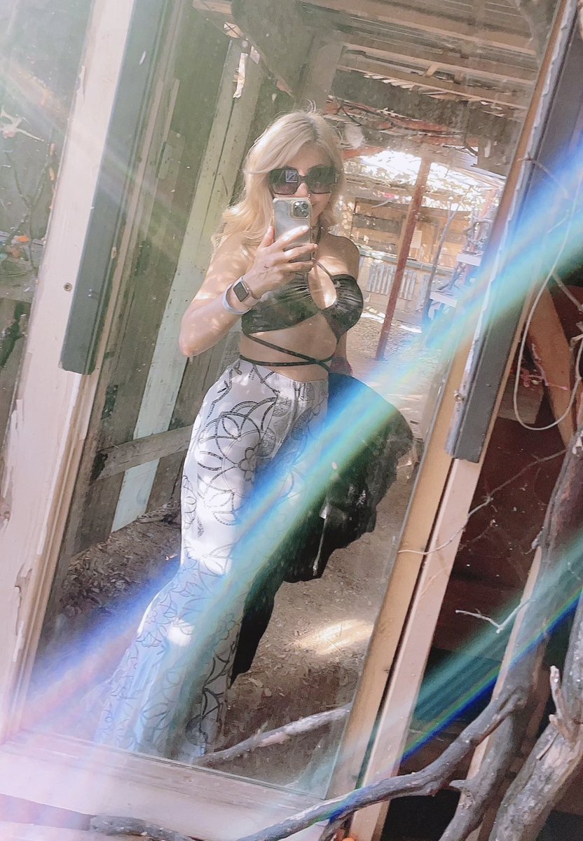 cosplaybunniii's tweet photo. Loving my outfit today โ๐ผ๐ค
#pumpkinpatch #pumpkintime #pumpkinspice #cosplaybunniii #bellbottoms #fortcross #blonde #fall #fun #Sunday #funday #FundaySundaySocial #waifu #asianbaddie https://t.co/RAM36uMLtA