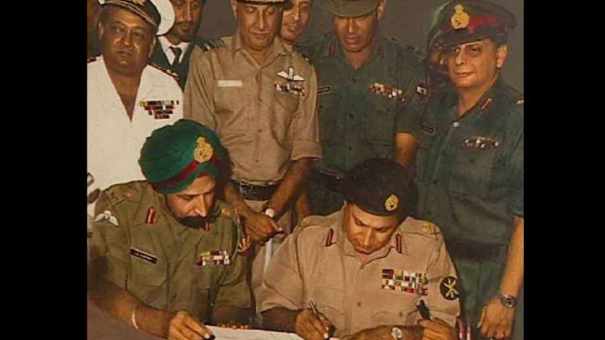 SaurabhAaryan15's tweet photo. @ShkhRasheed @GovtofPakistan @ImranKhanPTI No win can replace this rashid sahab😂

Still on TOP 🙏😜 https://t.co/hkayRcXW7B