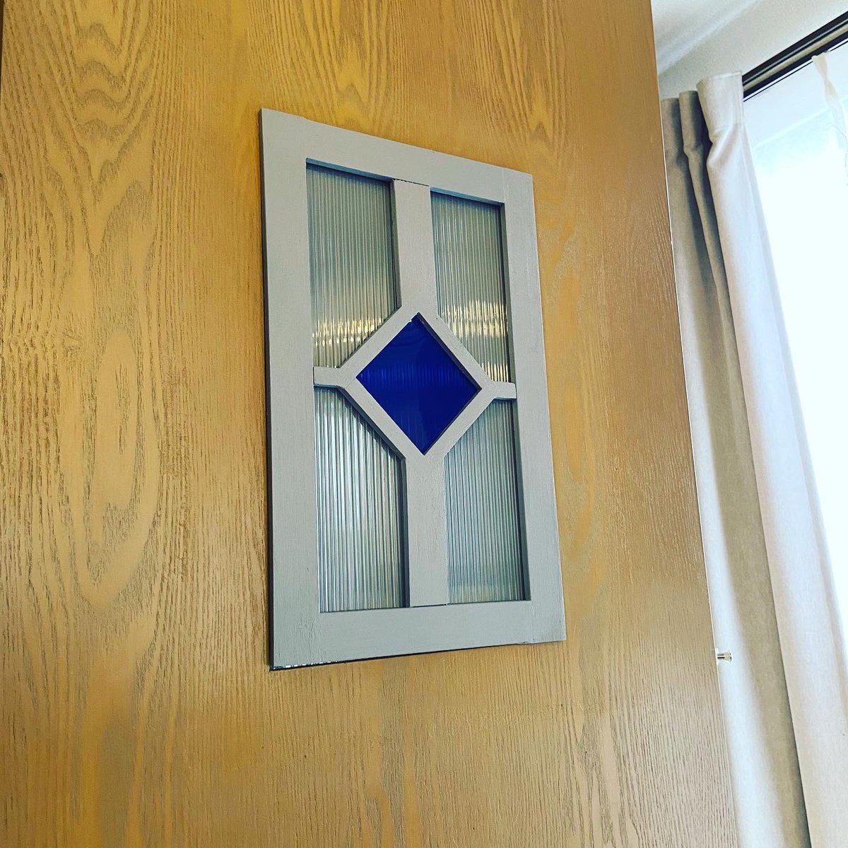 Satoshidaatakata Diy 前オーナーがリビングの納戸に設けた謎の穴 猫が入っちゃうからテキトーに塞いでたんだけど 嫁からの指令を受けて 余ってたポリカーボネートと廃棄予定だった100均のスノコをバラして 飾り窓風に ブルーの下敷をハメて完成 自己満