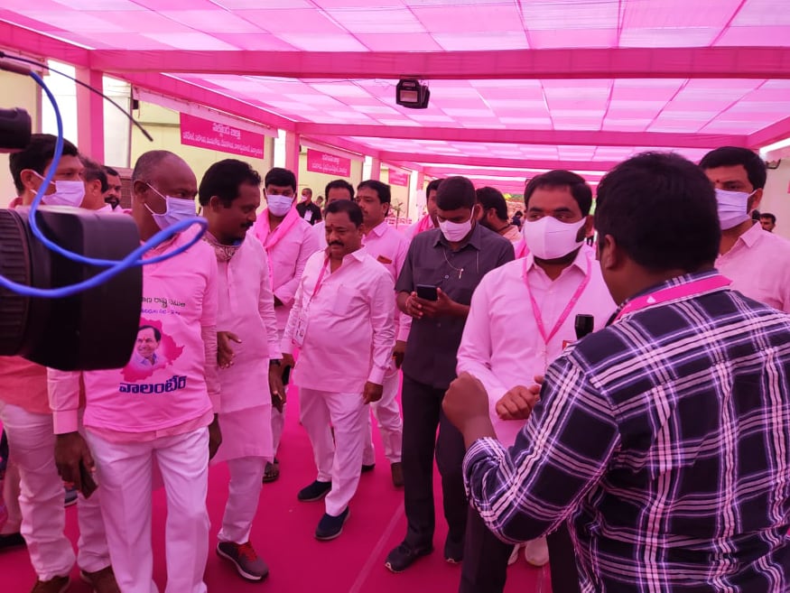 jinnaramvenkana's tweet photo. #plenarytrsaArrangements
TRS  సైనికులందరికీ 20 ఏళ్ల గులాబీ జెండా పండుగ శుభాకాంక్షలు.
 #TRSPlenary 
#20YearsOfTRS 
◆జిన్నారం వెంకటేషం గౌడ్◆
@TelanganaCMO @KTRTRS గారు @BTR_KTR గారు @KonathamDileep గారు @RajuShambipur గారు @trspartyonline @trsinnews @MPsantoshtrs గారు https://t.co/SdhP61V4ra