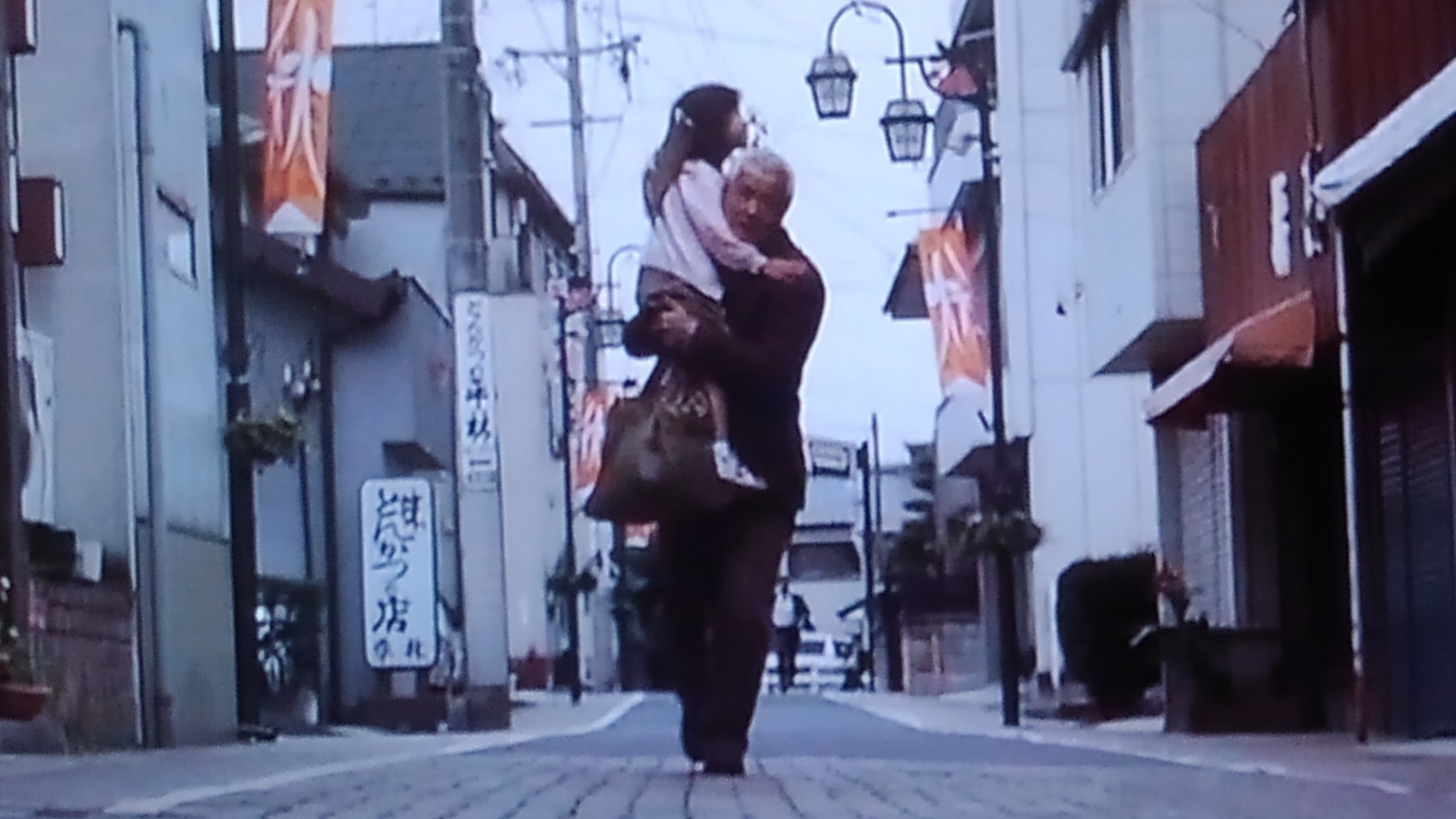 夜の鳥 映画 長い散歩 06 を視聴 原案 脚本 監督 奥田瑛二 モントリオール映画祭３冠受賞 かつて 鬼畜 で虐待親を演じ た緒形拳が子供を護る老齢の主 人公を熱演 子役は杉浦花菜 奥田監督は緒形拳主演で 必 殺仕掛人 の続編を作ろうとし