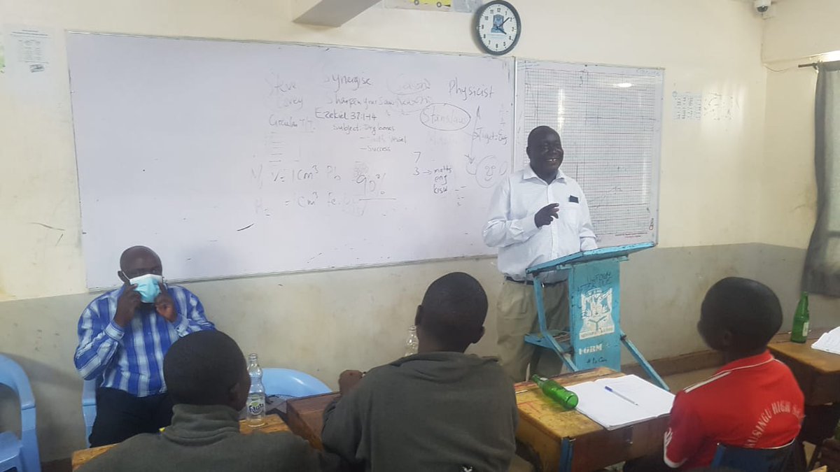 masinzas's tweet photo. A great #mentorship session at #Musingu High School for form 3A. Many thanks to @kenwichi1 and the PTA class rep Patrick Lusuli. Congratulations to 3A being the best class among the 10+ streams of from 3. @MusinguHigh @davikiwa https://t.co/iETU7dNyir