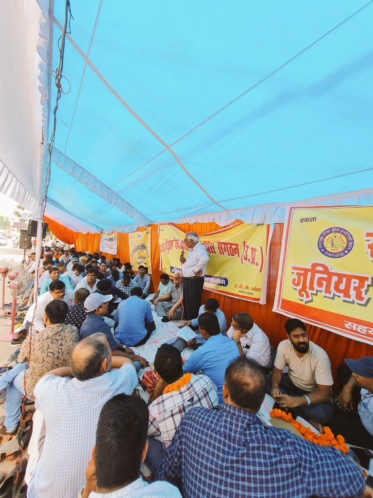 sachivmvvnlrvpj's tweet photo. #Complete_work_boycott_&amp;-Jail_bharo_andolan_for_restoration_the_proper_invoirnment_&amp;_system_to_the_better_service_of_consumer  
#for_the_abolition_of_Non_Functional_GP
#Restore_JE_3rdACP_as_per_3rd
#Restoration_of_OPS @myogioffice @ptshrikant @ChairmanUppcl @mduppcl @drdineshbjp https://t.co/2uUf38eZyD