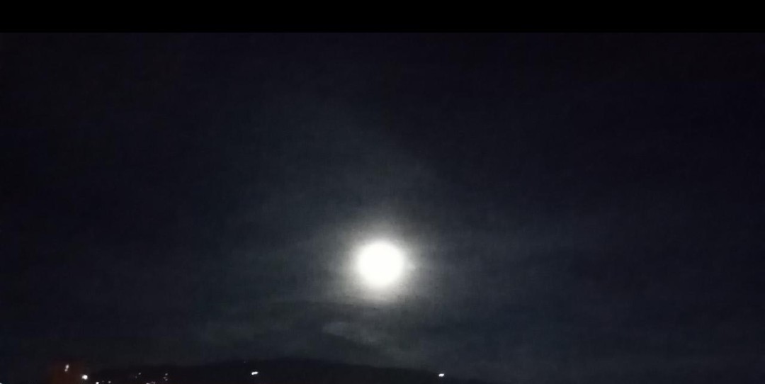 viviluengas's tweet photo. 11:32 🌕 https://t.co/b5XU50zeyv