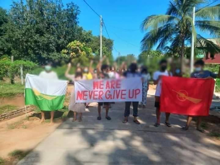 historialimm's tweet photo. Students of LaungLone, Dawei staged a marching strike to overthrow Genocidal Military to show their never giving up revolutionary spirits. #FreezePaymentsToJunta  #Oct25Coup  #WhatsHappeningInMyanmar https://t.co/gsa1k8EBAw