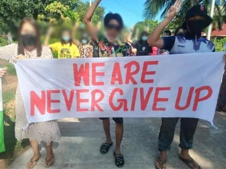 historialimm's tweet photo. Students of LaungLone, Dawei staged a marching strike to overthrow Genocidal Military to show their never giving up revolutionary spirits. #FreezePaymentsToJunta  #Oct25Coup  #WhatsHappeningInMyanmar https://t.co/gsa1k8EBAw