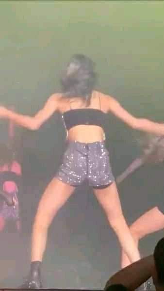 BangtanDdaeng00's tweet photo. @btsputitas @koo98697385 @clovdhy_ @HCharlifan @u_nelu Pues mira de culo de grasa a eso
👇
#jennieputita #jennieprostituta
#rosegemidos #rosebully
#lisaanorexica
#lisaculturalappropriation
#blackpinkdisband #blackpinkflop https://t.co/YS6dm6dgFb