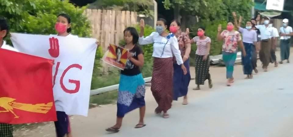 historialimm's tweet photo. Locals from a village of ShweBo Tsp never skip a day to protest against Genocidal Dictatorship &amp; showed their strong support to @NUGMyanmar. #FreezePaymentsToJunta  #Oct25Coup  #WhatsHappeningInMyanmar https://t.co/tSqHj6k9Lz