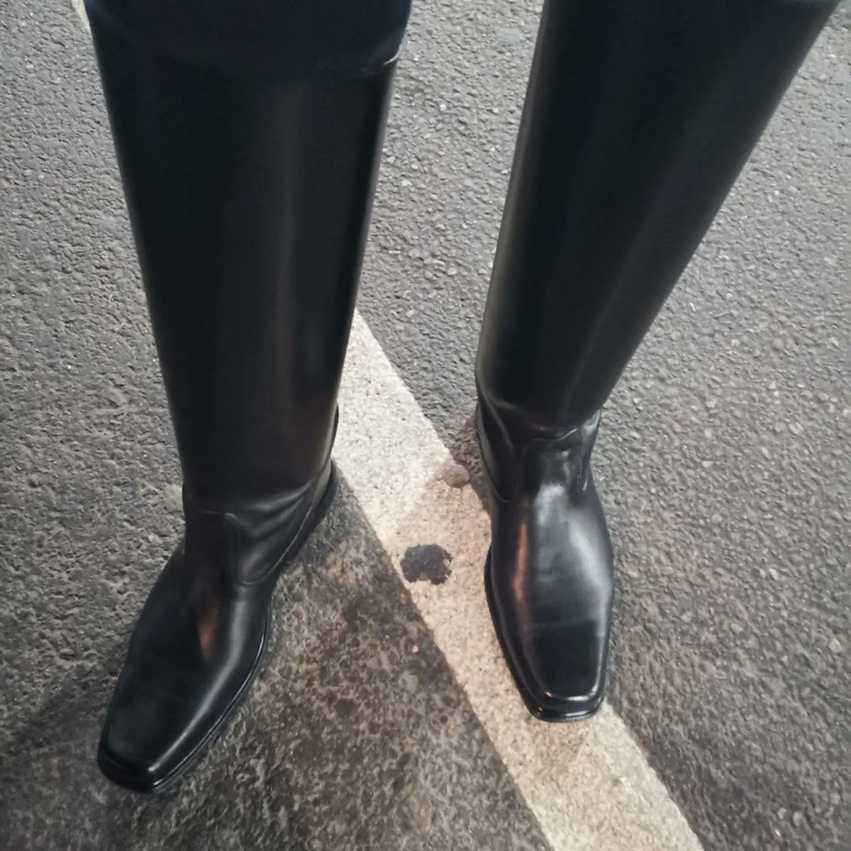 MitjaiE's tweet photo. @AlpsinB I wear boots every day https://t.co/teOaUHV9K8