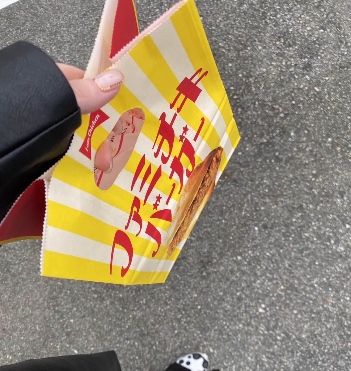ファミマで生理用品を買ったら…ファミチキバーガーの袋に入れてくれたw