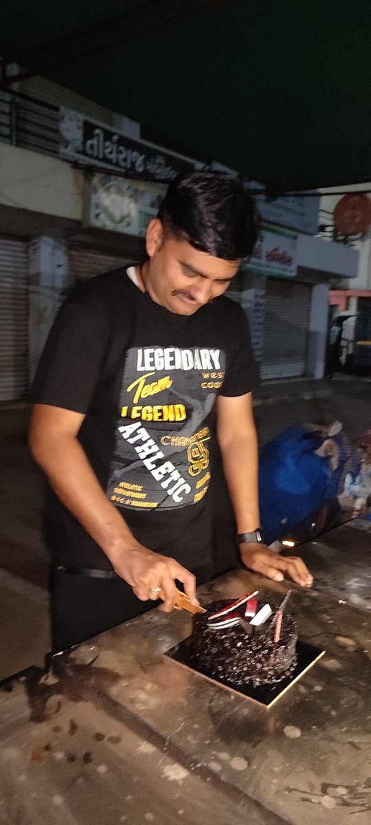 Yuvi_1212's tweet photo. આજે મારા મોટા ભાઈ થી વિશેષ, વિદ્યાર્થીઓ માટે સહાનુભૂતિ ધરાવનાર વ્યકિત, વિદ્યાર્થી હિતેચ્છુ, વિદ્યાર્થી ના સારથી અને એક અટલ અને અડગ આગેવાન, આજીવન યોધ્ધા અને જ્ઞાન સારથી પરિવાર માંથી આવતા યુવરાજસિંહ જાડેજા ગોંડલ (યુંયુત્સુ) નો જન્મ દિવસ છે તેમને જન્મદિવસ ની ખૂબ ખૂબ શુભકામનાઓ 💐 https://t.co/qrTI9twi1Q