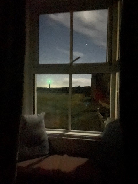 warnetony's tweet photo. Good morning to everyone in the #earlyrisersclub - usually at this time on a Monday, I would be on my way to join colleagues at @StockportNHS but today, as I sit at my bedroom window, I'm watching the lighthouse flashing on and off #longweekendoff - happy Monday vibes everyone https://t.co/CyeSe02kAe