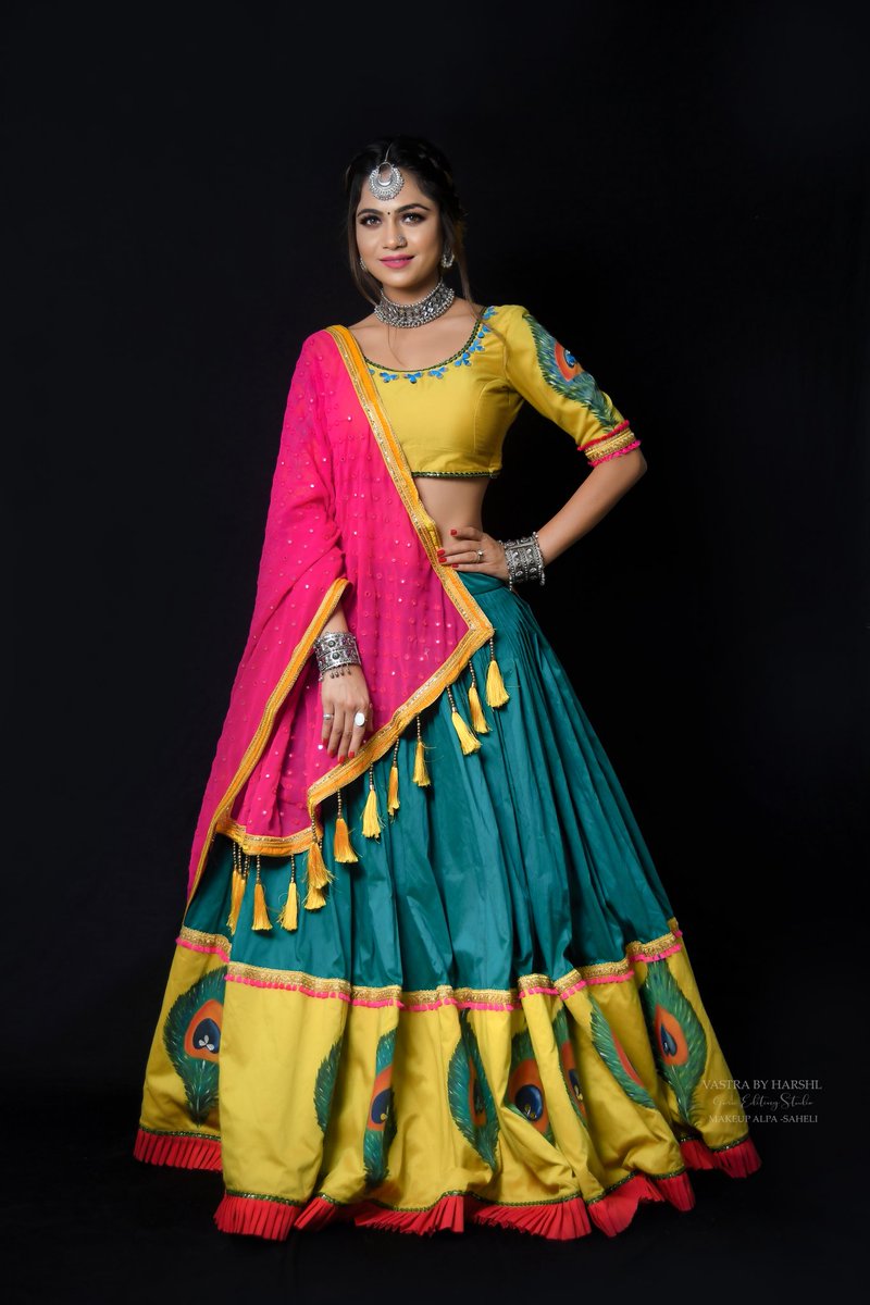 Outfit :- @vastrabyharshil
In frame :- <a href="/mamta_r_soni/">Mamta R Soni</a>
Make-up :- @saheli_bridalstudio
Click :- @_guru_editing_studio_
#navratri #navratri #navratrispecial #navratri2021 #yellow #green #flear #lehengacholi #garba #garbanight #mamtasoni