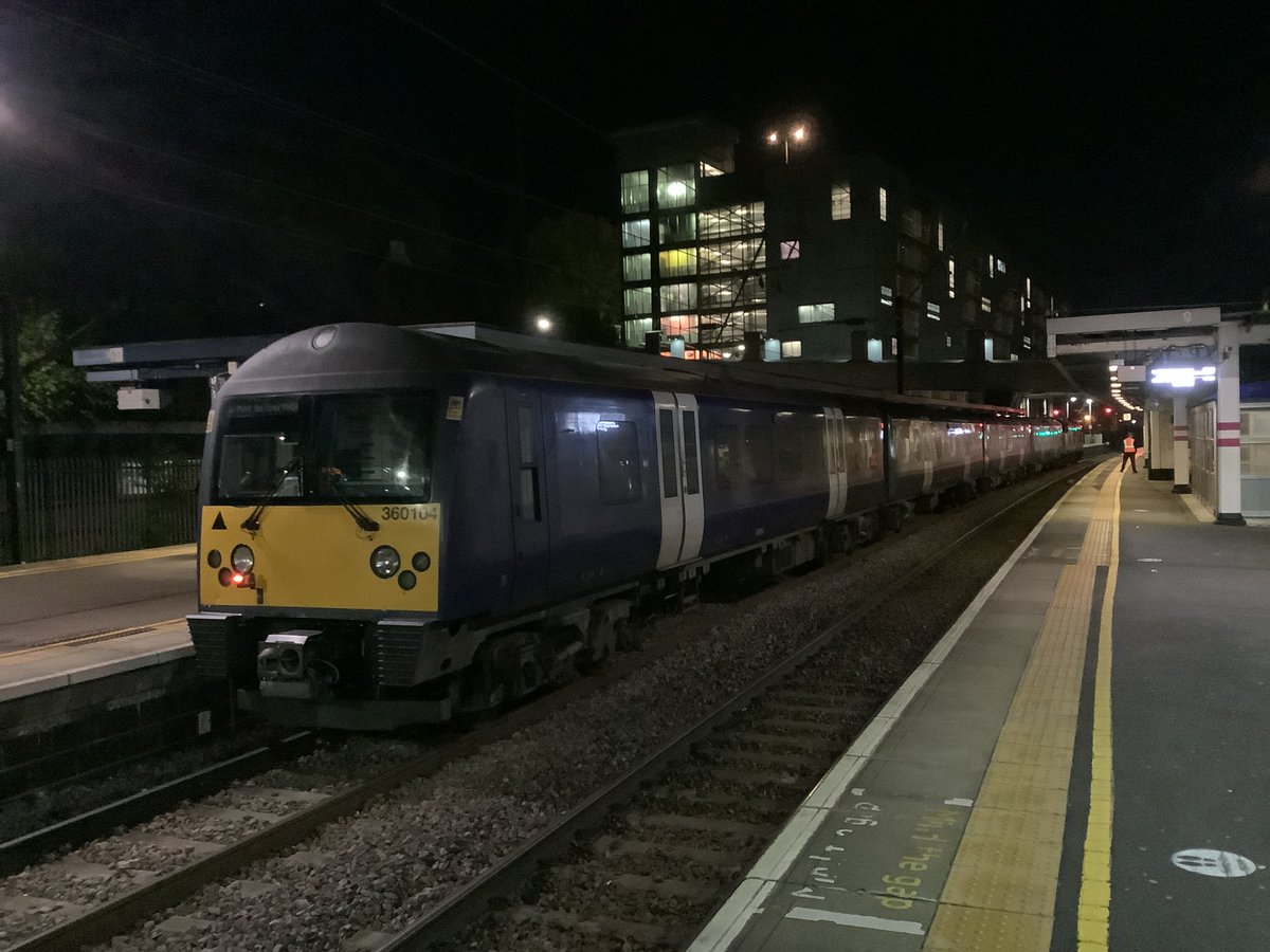 13milepost's tweet photo. @Oldtraindriver Finally - all stations to London with a guard & Loco Hauled Luvvie ๐คญ ๐ #CaptainDellner Luton Loop https://t.co/GhuU3A8m3G