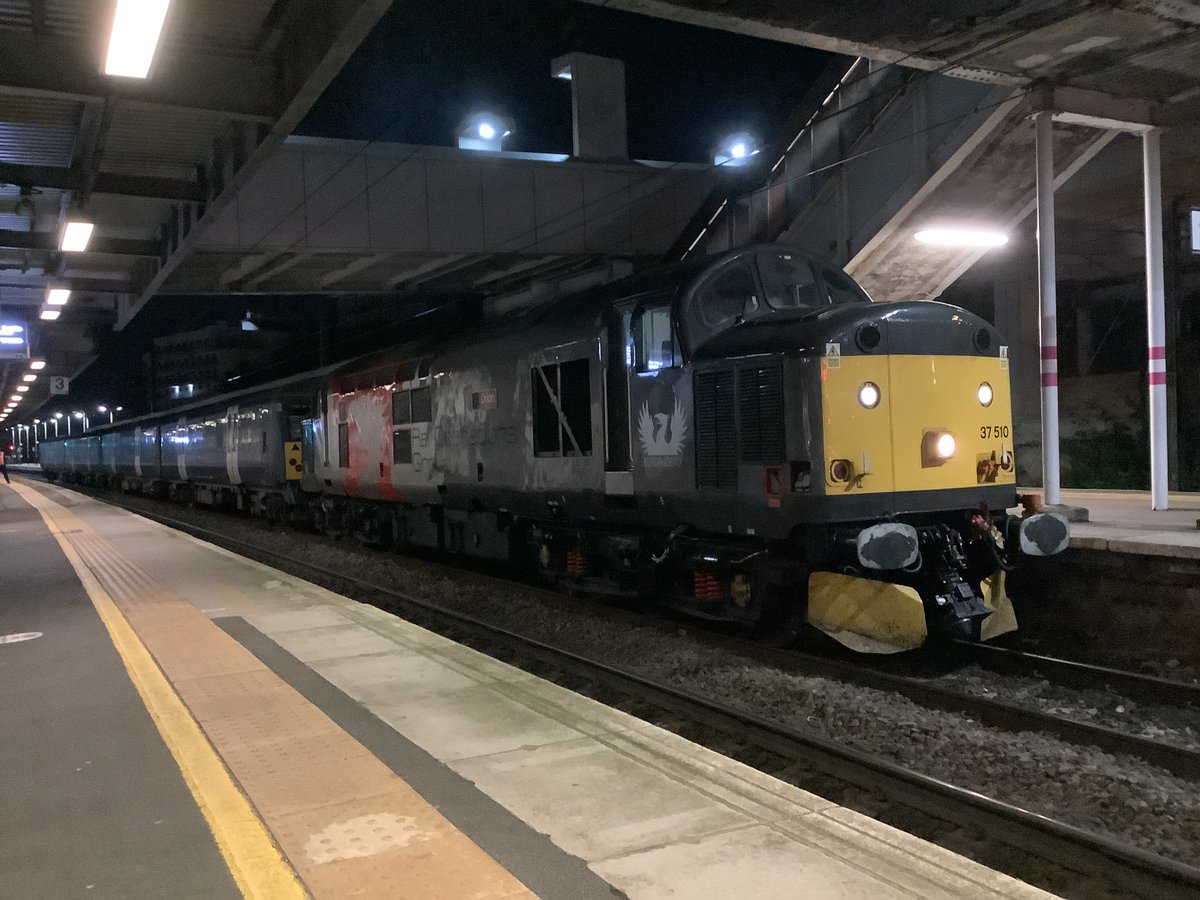 13milepost's tweet photo. @Oldtraindriver Finally - all stations to London with a guard & Loco Hauled Luvvie ๐คญ ๐ #CaptainDellner Luton Loop https://t.co/GhuU3A8m3G