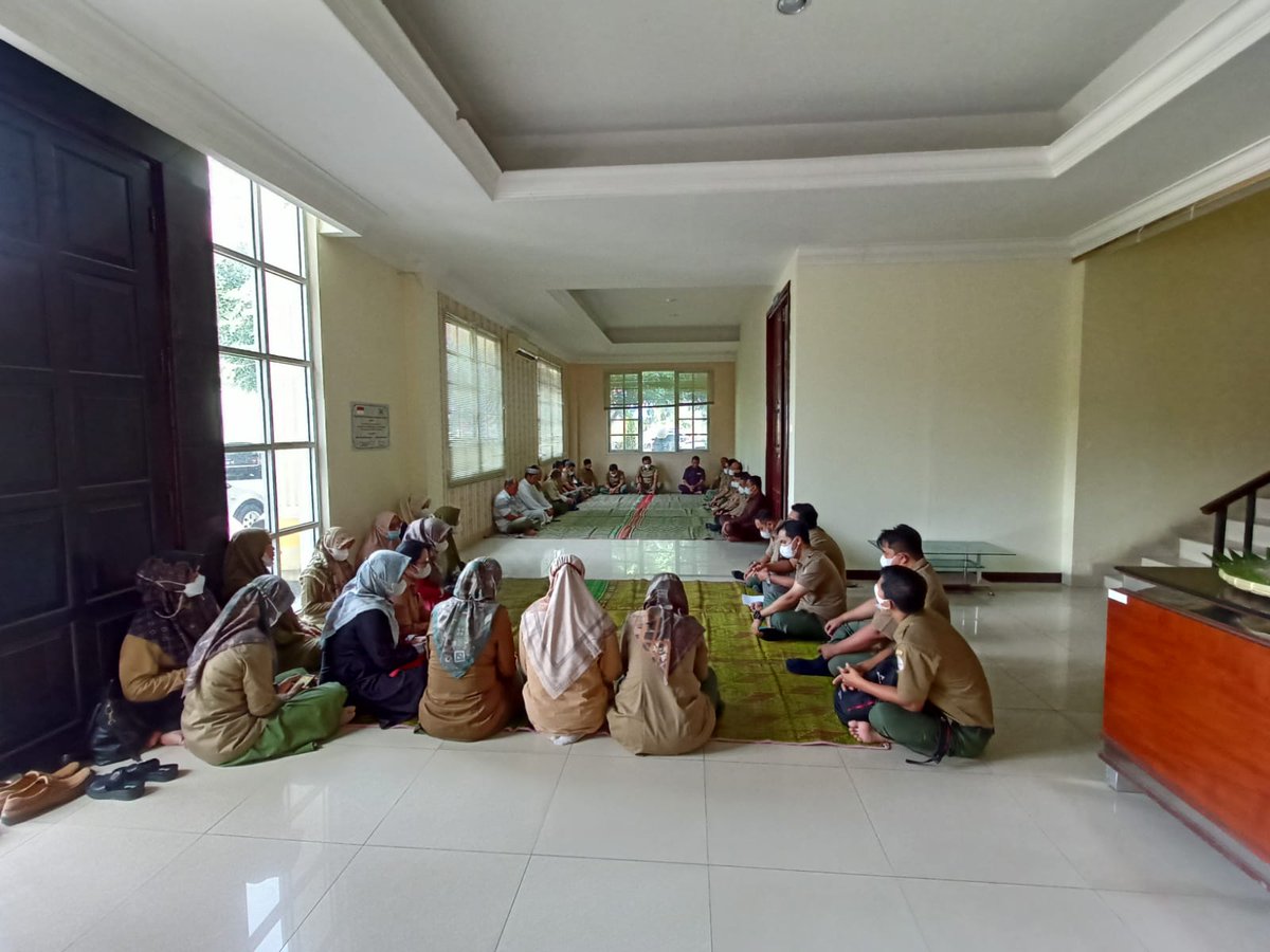 Bpdashlka's tweet photo. Tahlilan (Doa Bersama) untuk orang tua/ Mertua dan keluarga sanak famili yang telah meninggal dunia, Semoga Allah SWT menerima amal ibadah dan mengampuni segala dosa almarhum/ almarhumah dan bagi keluarga yang ditinggalkan diberikan ketabahan dan keikhlasan, Amiinnn🤲😇 https://t.co/VQifHKJFxu