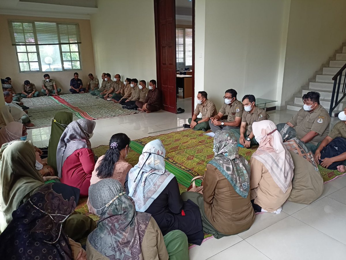 Bpdashlka's tweet photo. Tahlilan (Doa Bersama) untuk orang tua/ Mertua dan keluarga sanak famili yang telah meninggal dunia, Semoga Allah SWT menerima amal ibadah dan mengampuni segala dosa almarhum/ almarhumah dan bagi keluarga yang ditinggalkan diberikan ketabahan dan keikhlasan, Amiinnn🤲😇 https://t.co/VQifHKJFxu