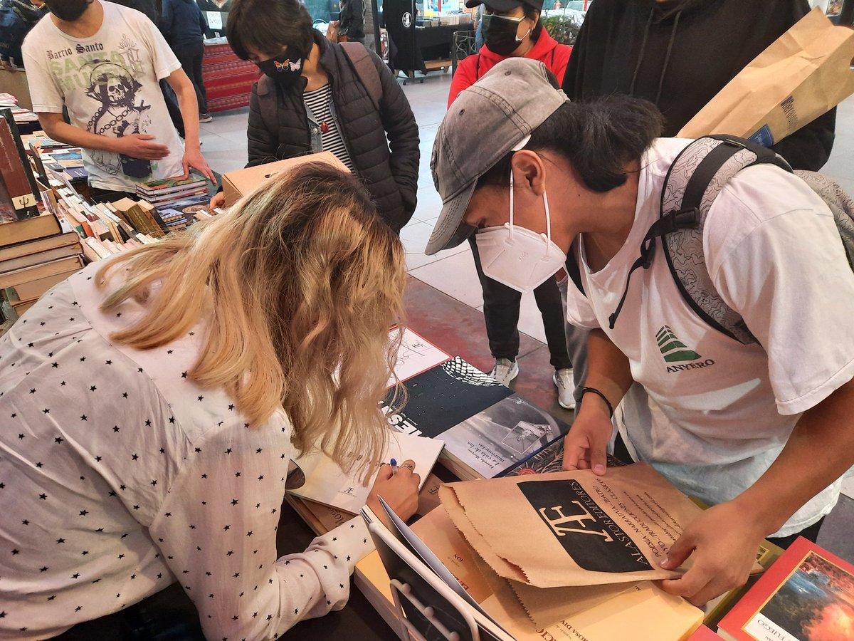 AlastorEditores's tweet photo. Firma de ejemplares del poemario El apu descalzo, de Maggie Velarde, en nuestro stand de la @AntifilOficial. Gracias a quienes adquirieron el libro. A quienes no pudieron hacerlo, estamos realizando envíos a nivel nacional.
#AlastorEditores #poesía #poesiaperuana #antifil #libro https://t.co/FoDmL3vng6