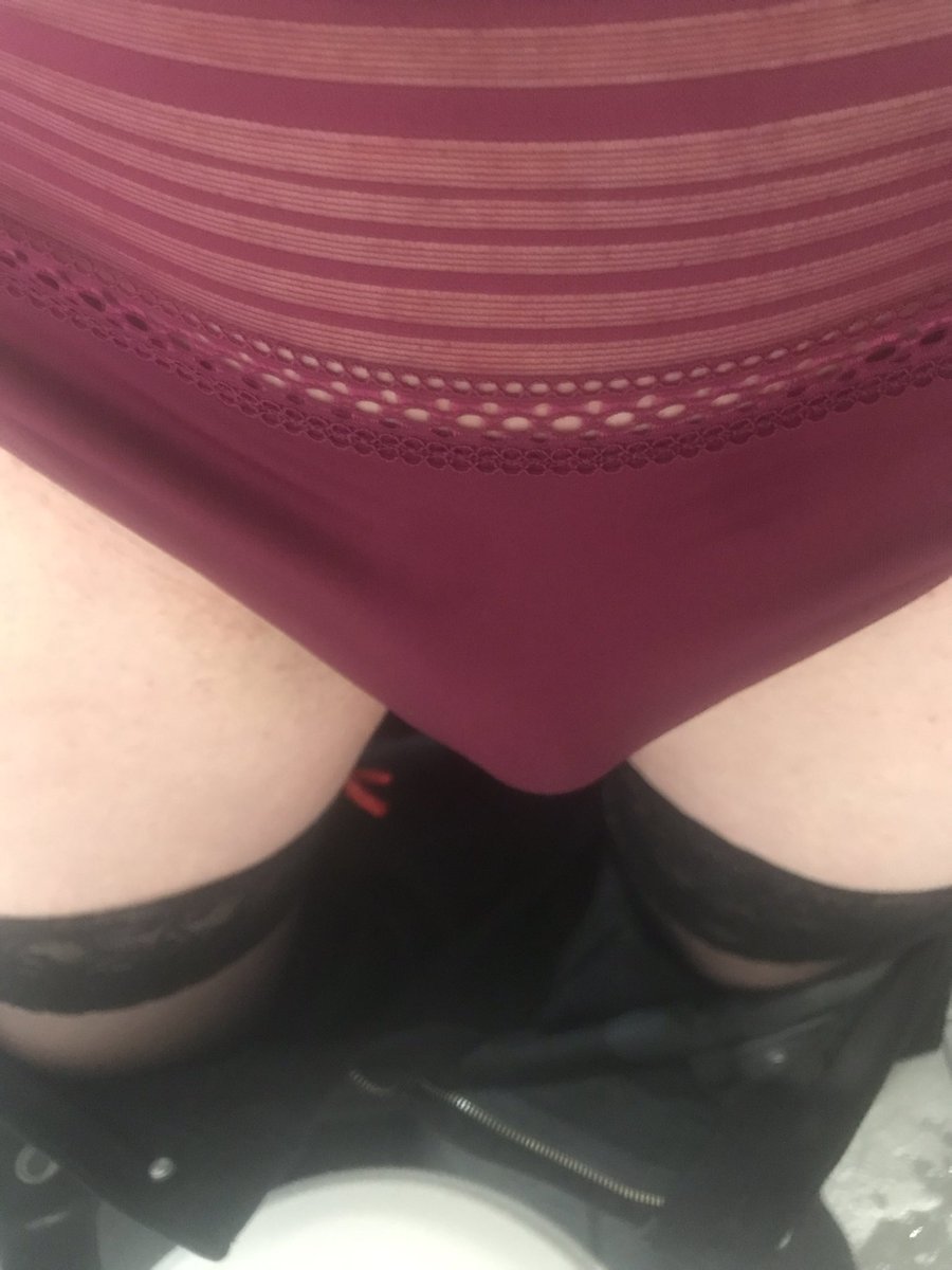 toniTG6's tweet photo. Today’s what to wear at work 😘❤️😘 https://t.co/9pqDmradMN