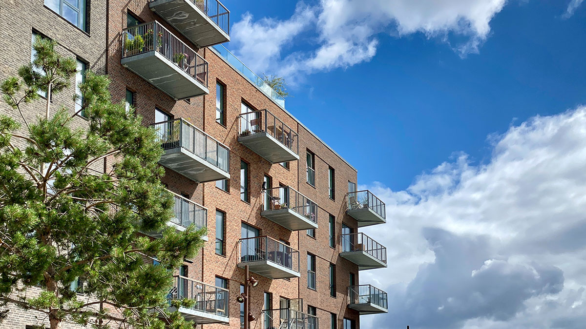 EndOvershoot's tweet photo. OCT 24's #100DaysofPossibility is retrofitting existing apartment buildings. Implementing retrofits for multi-family housing world-wide would #MoveTheDate of Earth #OvershootDay by 5 days. https://t.co/Y7zpUls6L1 https://t.co/oF79V0Qaxo