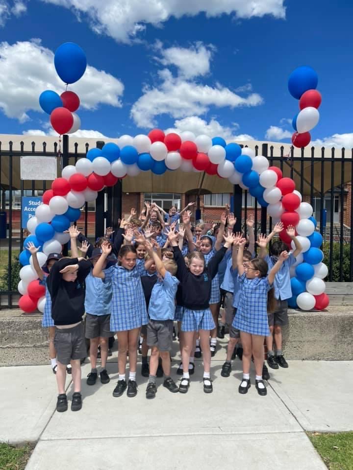 CathEd_DoW's tweet photo. Welcome back to our Years 2-11 students across the diocese! 🙌🎉🏫 We're very excited to have all our #CEDoW students back at school &amp; see so many smiling faces in our classrooms again.

📸 St Paul's Catholic Primary School Albion Park

#BacktoSchool #BackToSchoolNSW #WelcomeBack https://t.co/6g8ugEKV5R