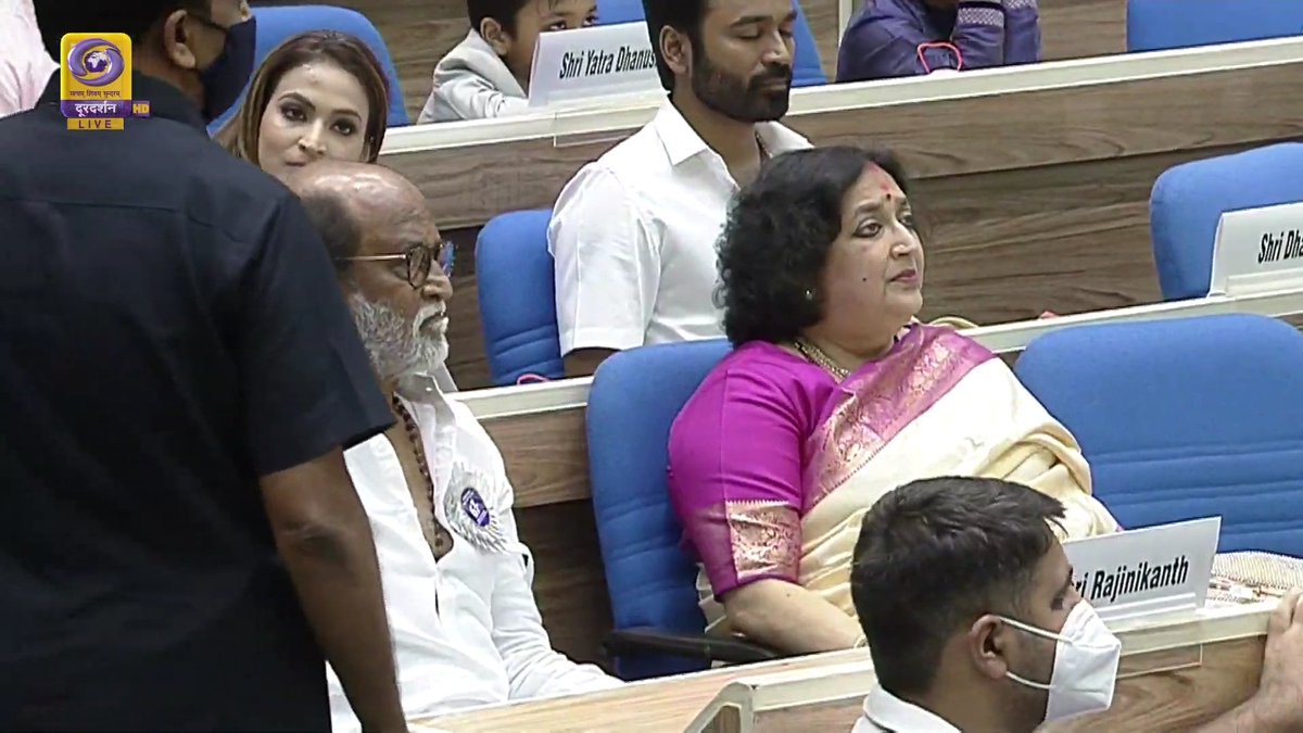 RajiniSoldiers's tweet photo. Our Beloved #Annaatthe Thalaivar SuperStar @rajinikanth and @dhanushkraja Recent pic 💙🤘🏻

#DadasahebPhalkeAward https://t.co/hZKRPgrSXw