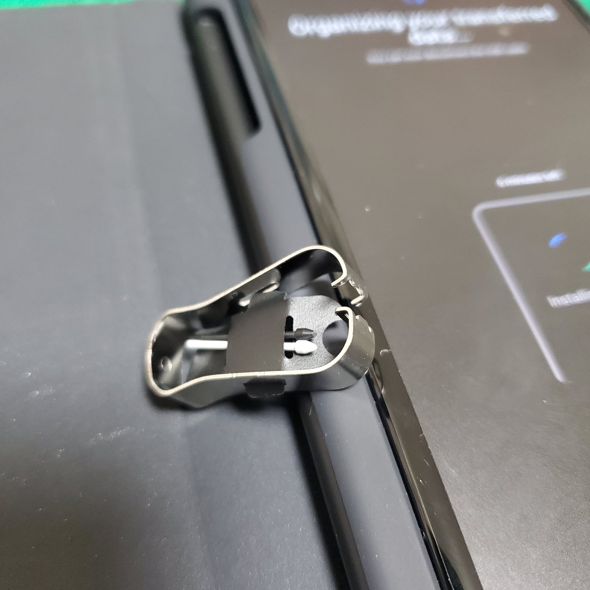 FindTheHiroT's tweet photo. スマホケースに付いてきたコレ何かご存知の方いらっしゃいますか？
装着時に使いようなシーンは無かった
#s21ultra #sc52b https://t.co/XKgVFUDbY1