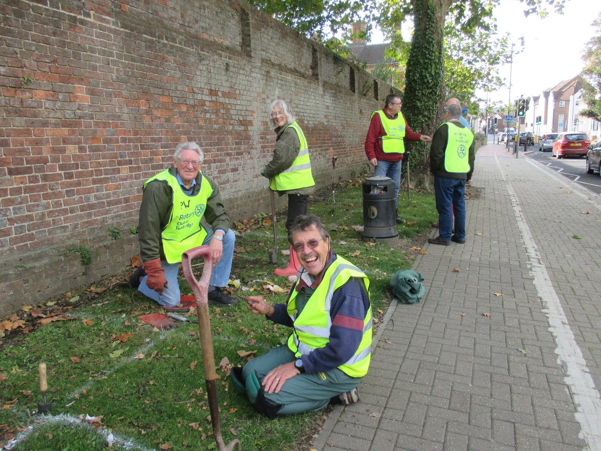 rotarytonbridge's tweet photo. To celebrate #WorldPolioDay2021 a team of enthusiastic volunteers consisting of 10 #TonbridgeRotarians and 4 #FriendsofRotary turned up on Sunday morning to plant 4,000 crocus corms on a section of the verge opposite #TonbridgeSchool @TonbridgeUK. #EndPolioNow https://t.co/2XC5zXRa8k