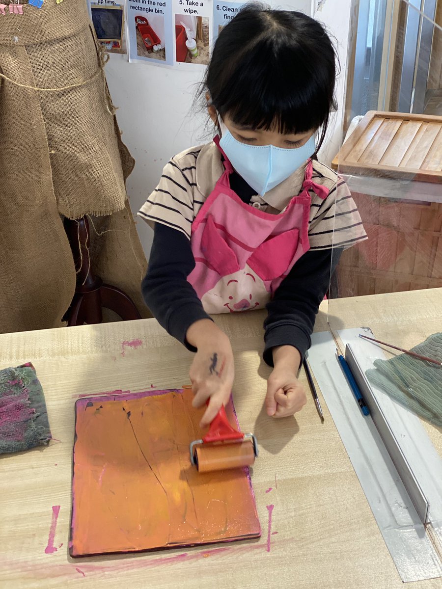 RCHKEYART's tweet photo. Exploring printmaking with #rchkpyp https://t.co/0EIeeXU1Yr