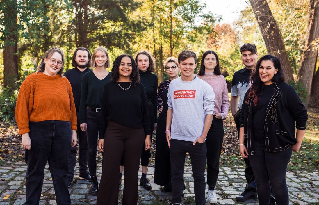 Dzienus's tweet photo. Der neue Bundesvorstand der @gruene_jugend - Pläne schmieden für eine gerechtere Welt! 💚✊

Bestes Team wo gibt 😍

v.l.n.r.: Jannika Spingler, @JonathanThurow, @Anouk_Noelle, @xsarahleee @Philine_N, @klaras_b, @dzienus, @JosephaAlbrecht, @lysandernoel &amp; Amal Labbouz! https://t.co/v3pskZgbZR