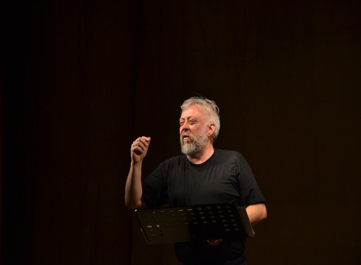 Torna a trovarci il #cabaret di Michele #Diegoli "Oggi spiego... a distanza!" Spettacolo per riflettere, ma sempre col sorriso, sul mondo della #scuola "travolto" dall'arrivo della didattica a distanza

Venerdì 5 e sabato 6 novembre, ore 21
info-> bit.ly/3EdT9KR