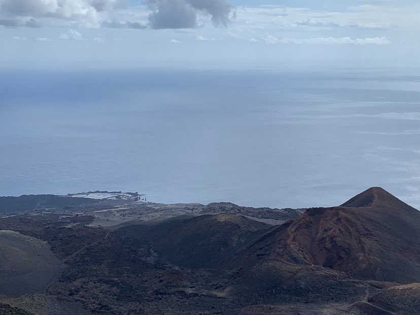 tarafa9's tweet photo. volcán de Teneguía (1971) desde el cono del volcán de San Antonio (1677)
al fondo la salinas de Fuencaliente
#volcan #volcano #teneguia #sanantonio #fuencaliente #lapalma 🌴 https://t.co/syn4uUBVH2