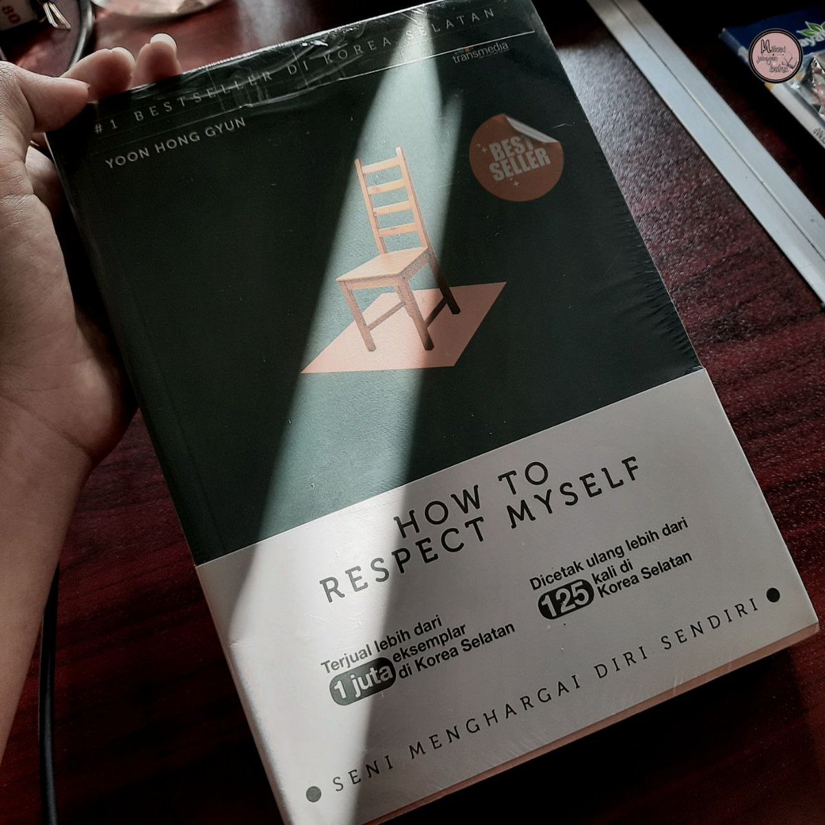 mitoreadbooks's tweet photo. Kalau bukan kita yang menghargai diri sendiri, siapa lagi, yekan?

#HowToRespectMySelf
#SeniMenghargaiDiriSendiri
#YoonHongGyun https://t.co/AOrcW5sElQ
