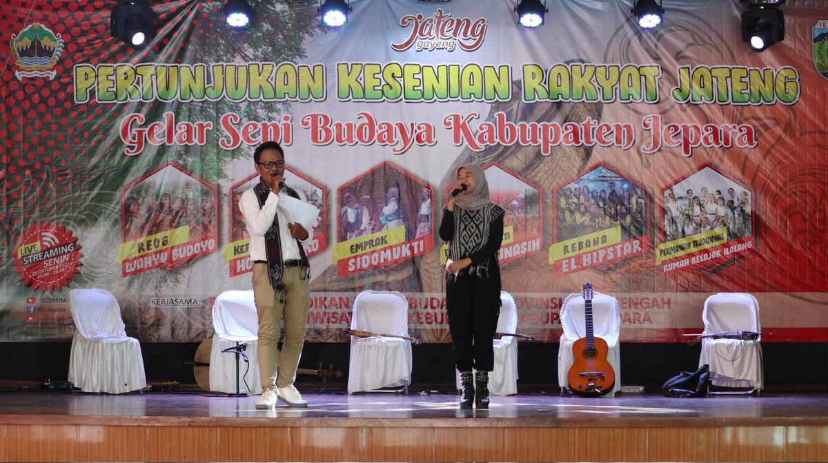 TICJepara's tweet photo. Dokumentasi (25/10) : Pembukaan "Pertunjukan Kesenian Rakyat Jateng - Gelar Seni Budaya Kabupaten Jepara". Diawali oleh Tari Dewi Trisekti dari sanggar sekar kinasih. Kegiatan ini dipentaskan secara live streaming melalui Youtube Channel TIC JEPARA. https://t.co/1hzdSJJp0l