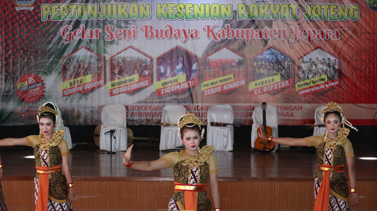 TICJepara's tweet photo. Dokumentasi (25/10) : Pembukaan "Pertunjukan Kesenian Rakyat Jateng - Gelar Seni Budaya Kabupaten Jepara". Diawali oleh Tari Dewi Trisekti dari sanggar sekar kinasih. Kegiatan ini dipentaskan secara live streaming melalui Youtube Channel TIC JEPARA. https://t.co/1hzdSJJp0l
